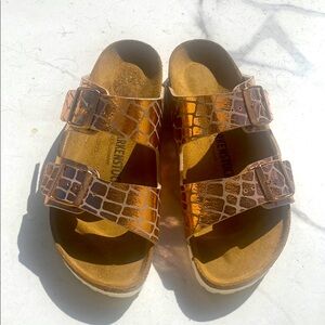 BIRKENSTOCK- gator gleam Sandals - Metallic Copper